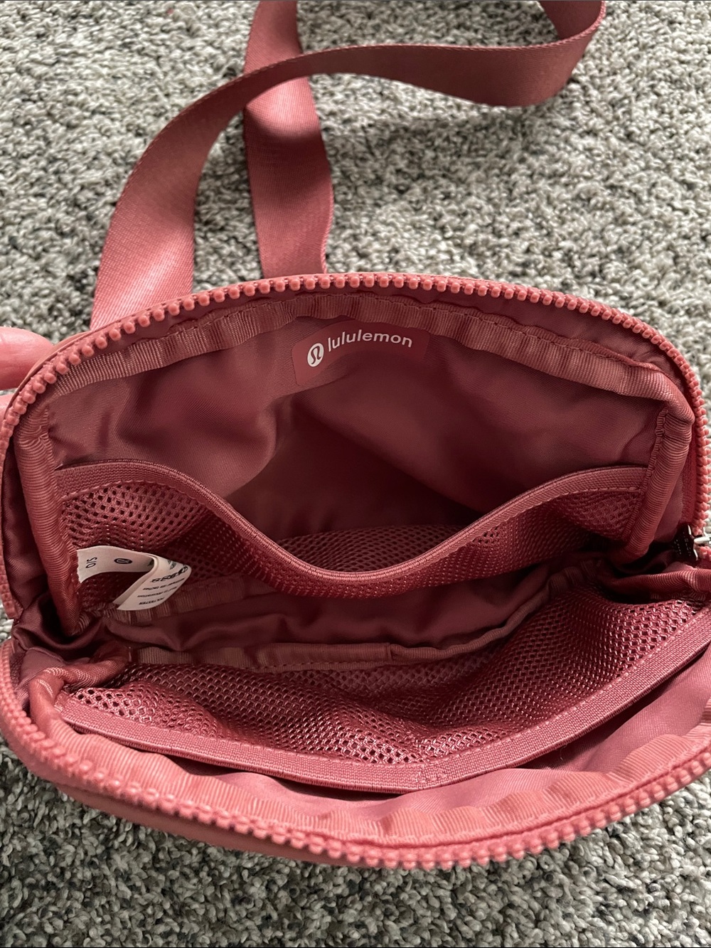 lululemon athletica Soft Crossbody Bag in Rosewood - Picture 4 of 4